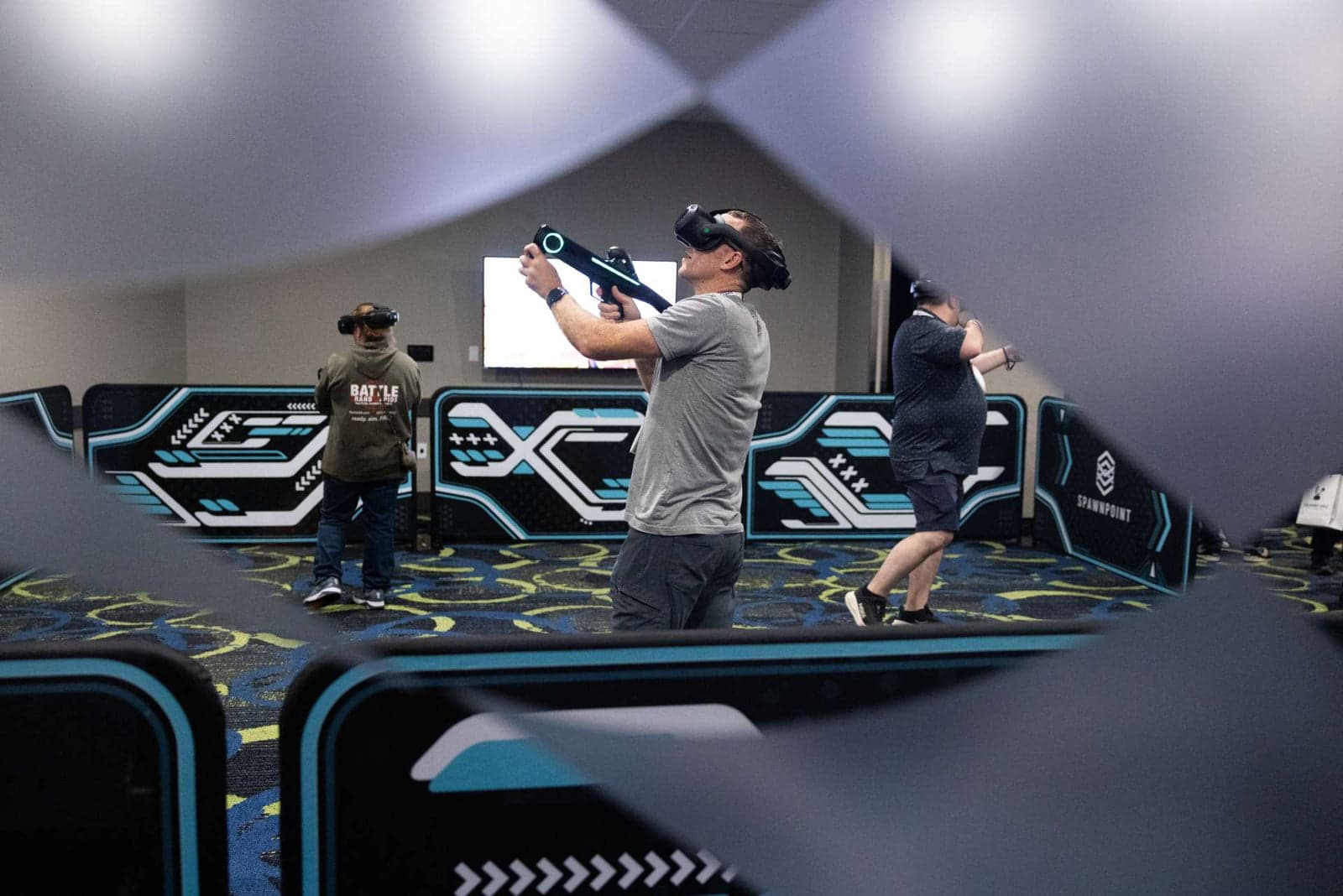 Giocatore con Striker VR Mavrik Pro in arena